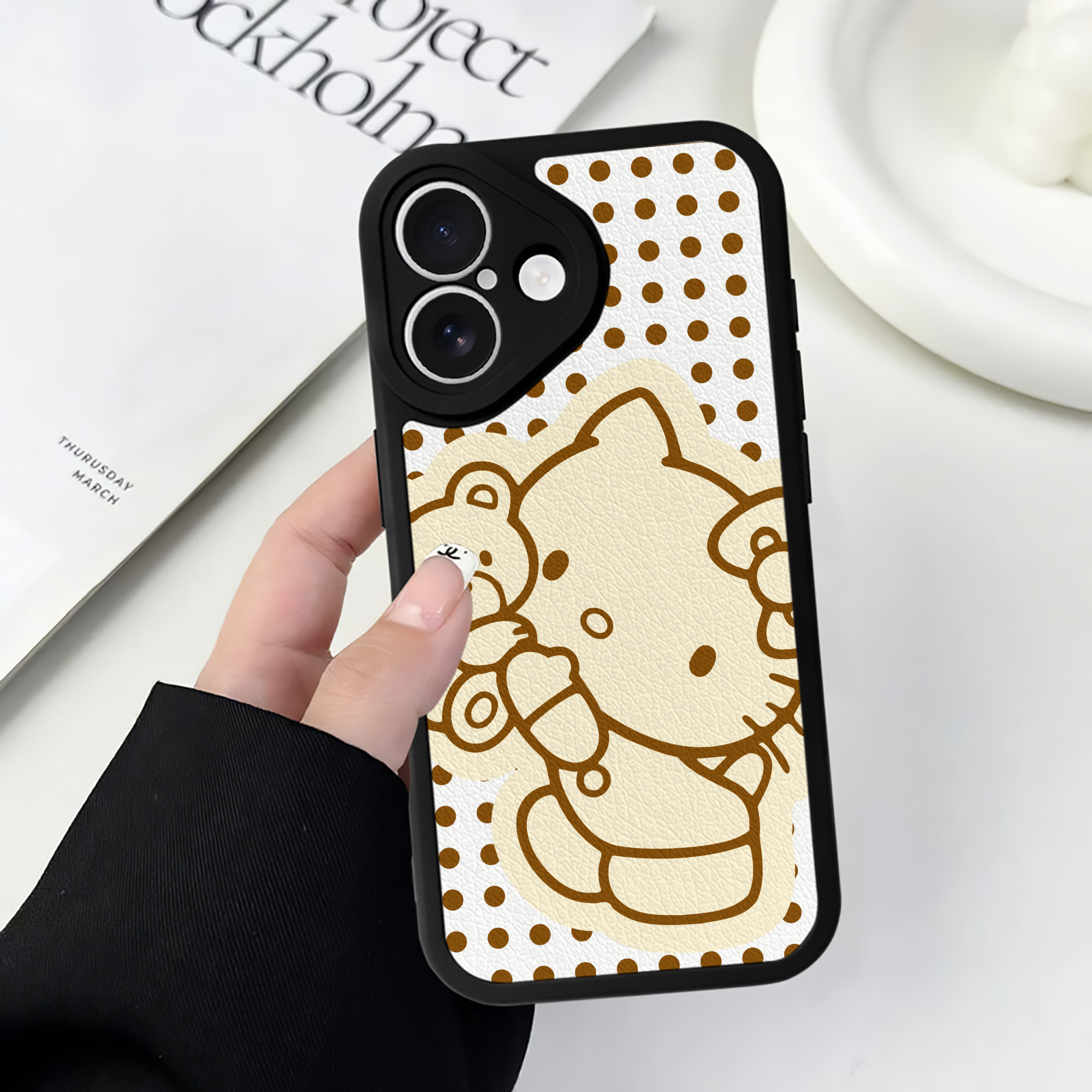 （画像用） Hello Kitty ハローキティ 【iPhone 16シリーズ対応】シリコンスマホケース（レザー調） 材質：シリコン
